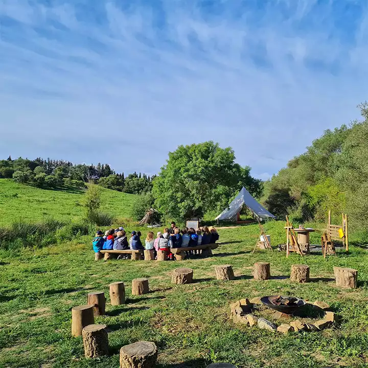 Young Escuela Bosque students exploring outside
